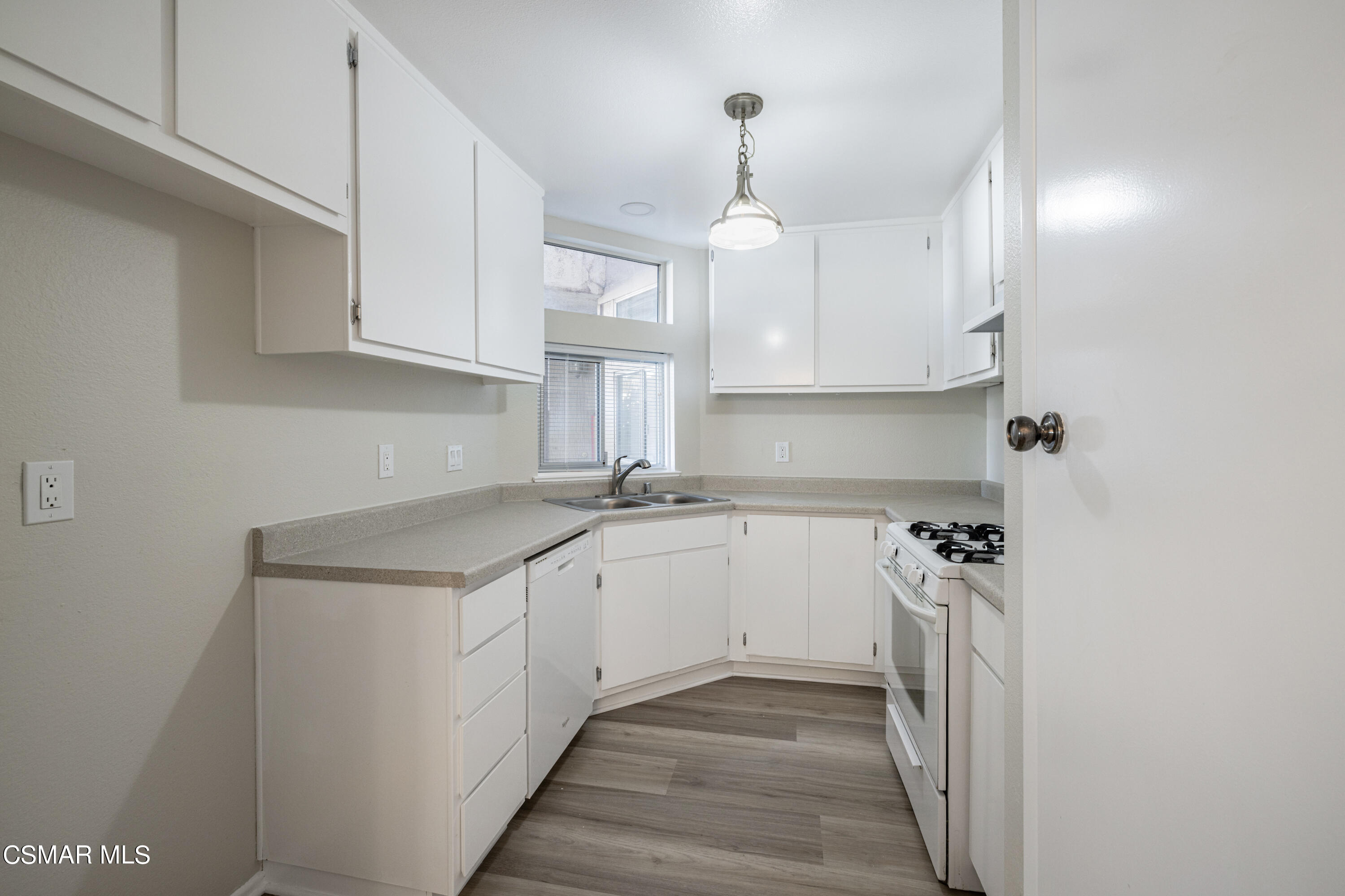1718 Sinaloa Road, Unit 120 Simi Valley, CA 93065 - Photo 12 of 34 Sinaloa11