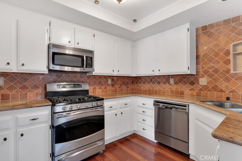 905 Thistlegate Road Oak Park, CA 91377 - Photo 14 of 34