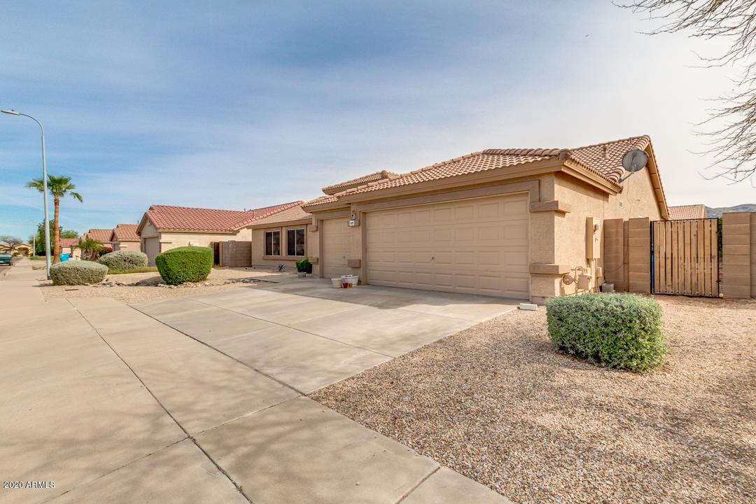 1429 East Darrel Road Phoenix, AZ 85042 - Photo 2 of 32 02-Darrel