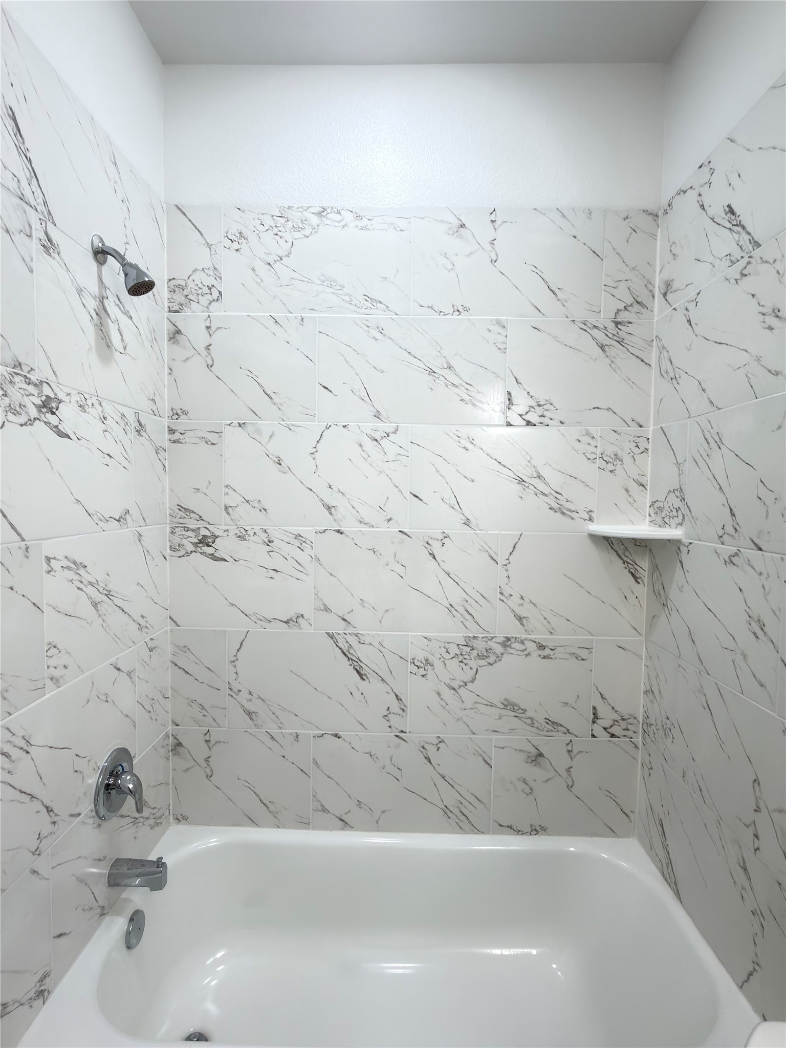 7502 Laura Koppe Road, Unit B Houston, TX 77028 - Photo 11 of 19 Private primary en-suite featuring a tub/shower combination and a clean, modern design.