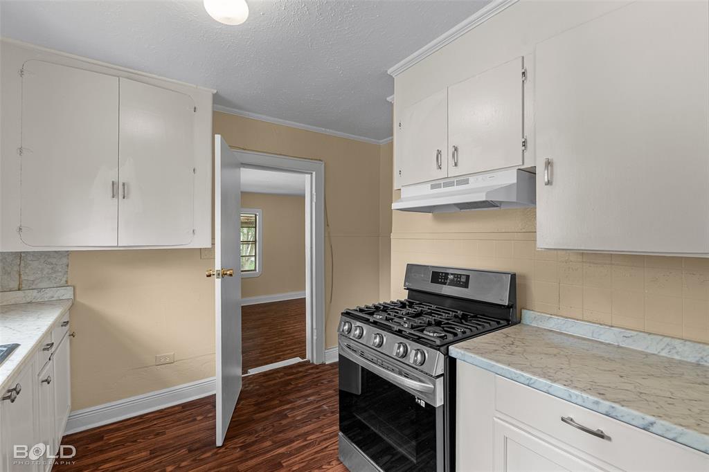 115 Pam Street Mansfield, LA 71052 - Photo 10 of 25 a kitchen with granite countertop cabinets stainless steel appliances and wooden floor