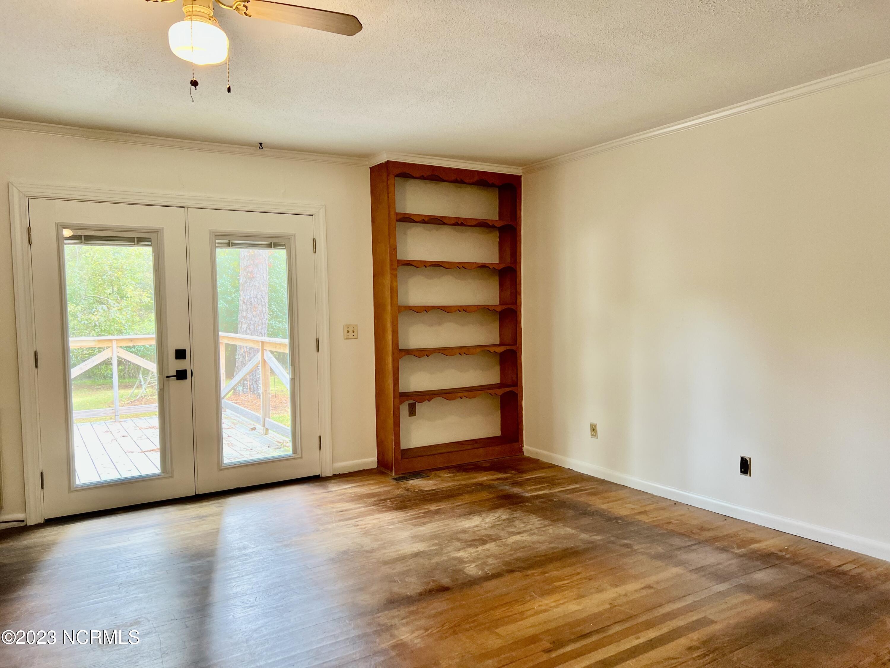3201 Country Club Road New Bern, NC 28562 - Photo 11 of 45 Living Room with French Doors that Lead to Back Deck