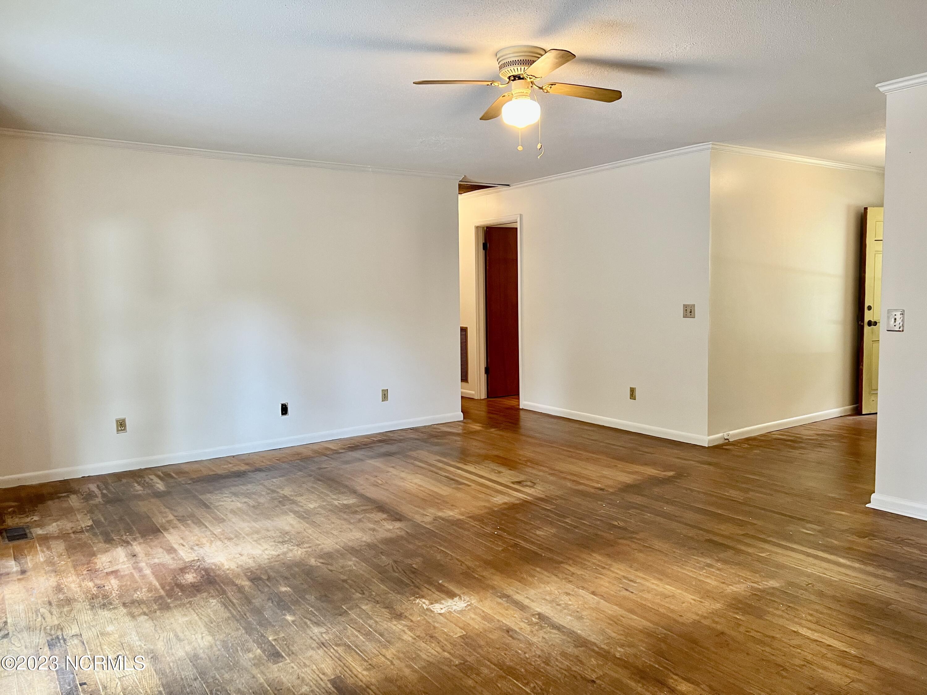 3201 Country Club Road New Bern, NC 28562 - Photo 21 of 45 Hallway from the Living Room Leads to Master and 2 Guest Bedrooms