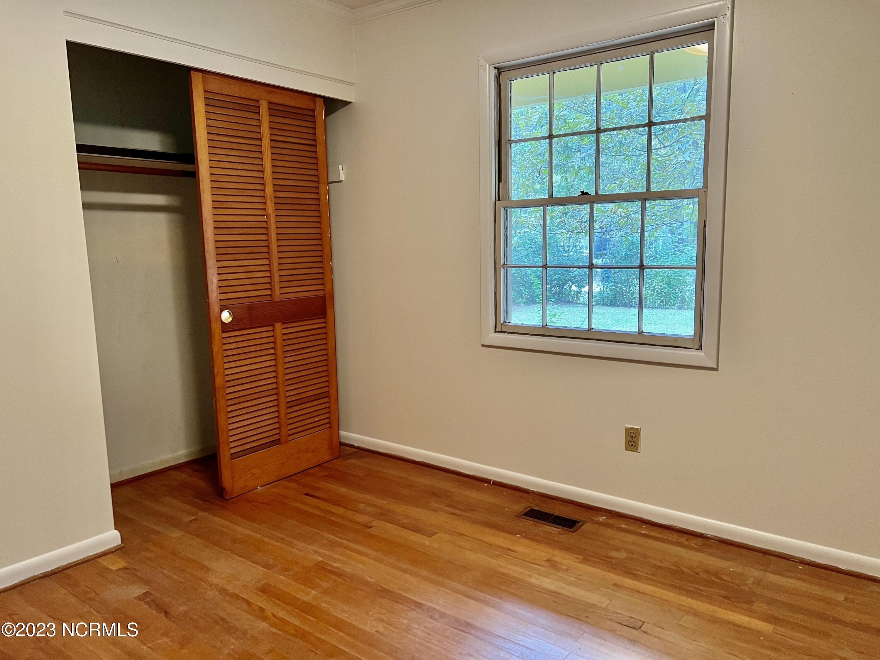 3201 Country Club Road New Bern, NC 28562 - Photo 23 of 45 Guest Bedroom Closet