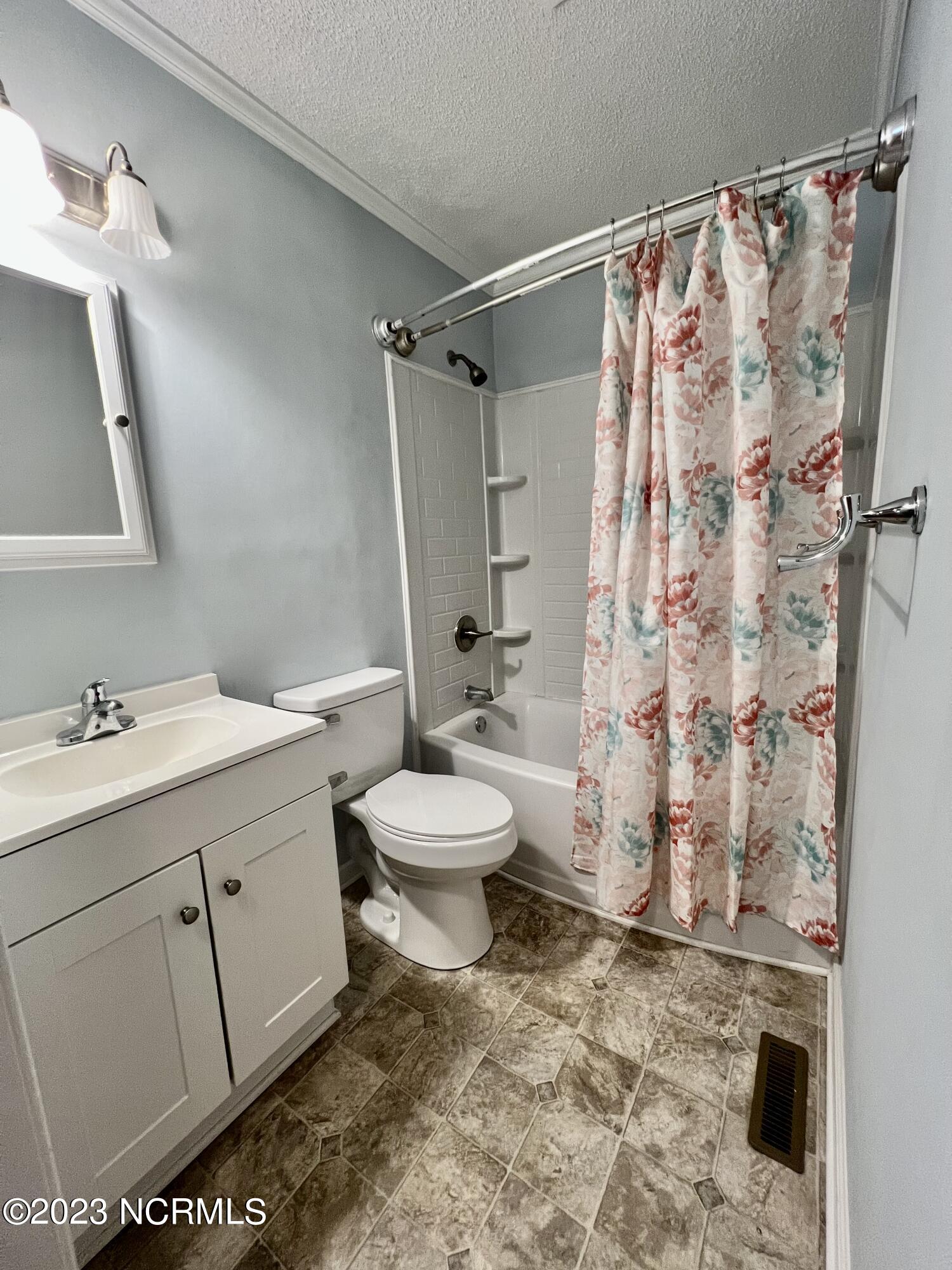 3201 Country Club Road New Bern, NC 28562 - Photo 24 of 45 Shared Hall Bath