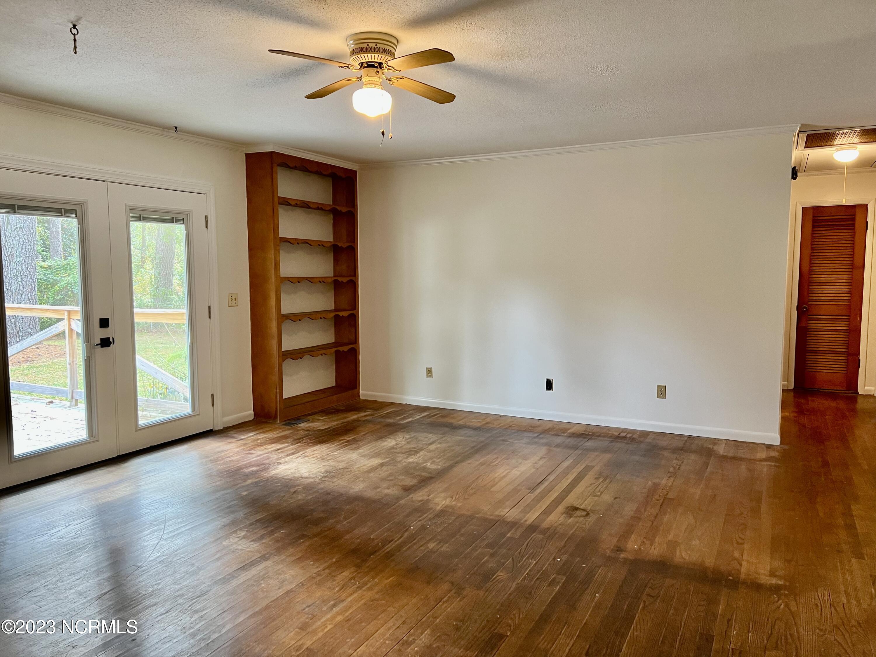 3201 Country Club Road New Bern, NC 28562 - Photo 7 of 45 Living Room View when you first enter the home