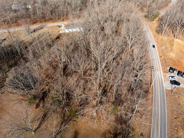 a view of a yard of a building