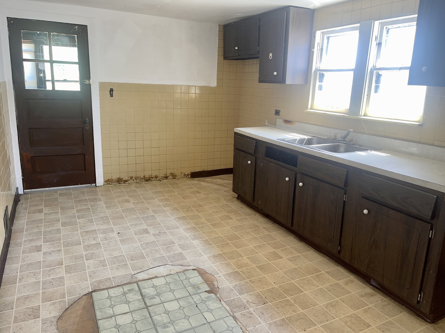 7017 South Wood Street Chicago, IL 60636 - Photo 19 of 25 a bathroom with a sink mirror and a shower