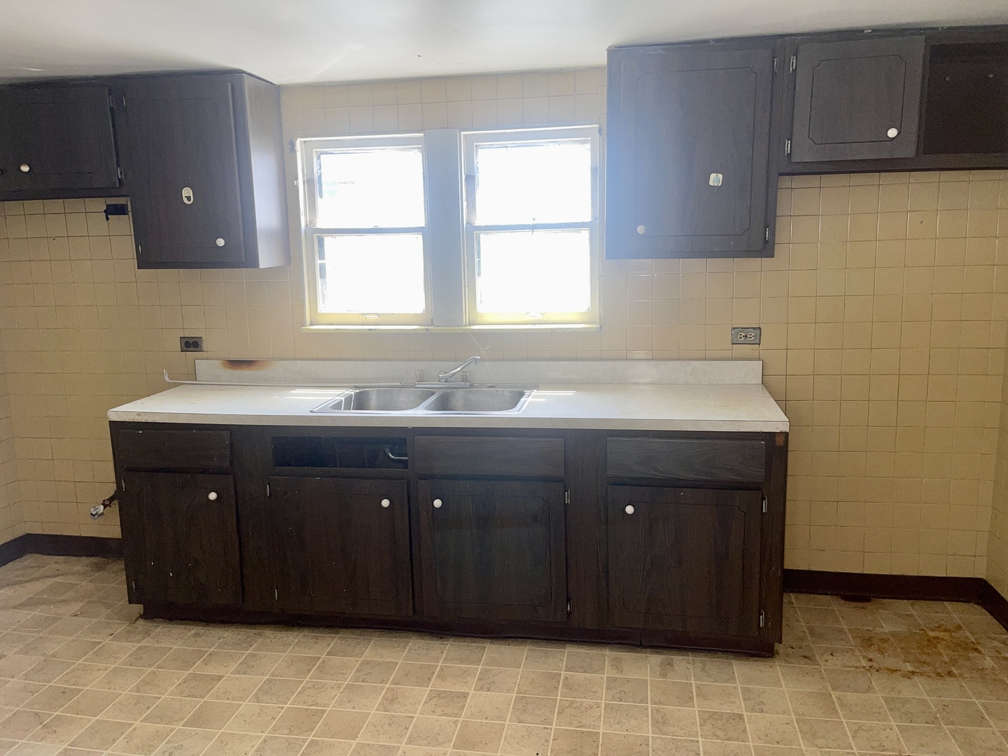 7017 South Wood Street Chicago, IL 60636 - Photo 20 of 25 a bathroom with a sink vanity and a mirror