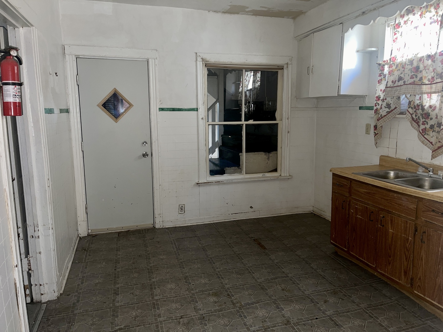 7017 South Wood Street Chicago, IL 60636 - Photo 8 of 25 an empty room with windows