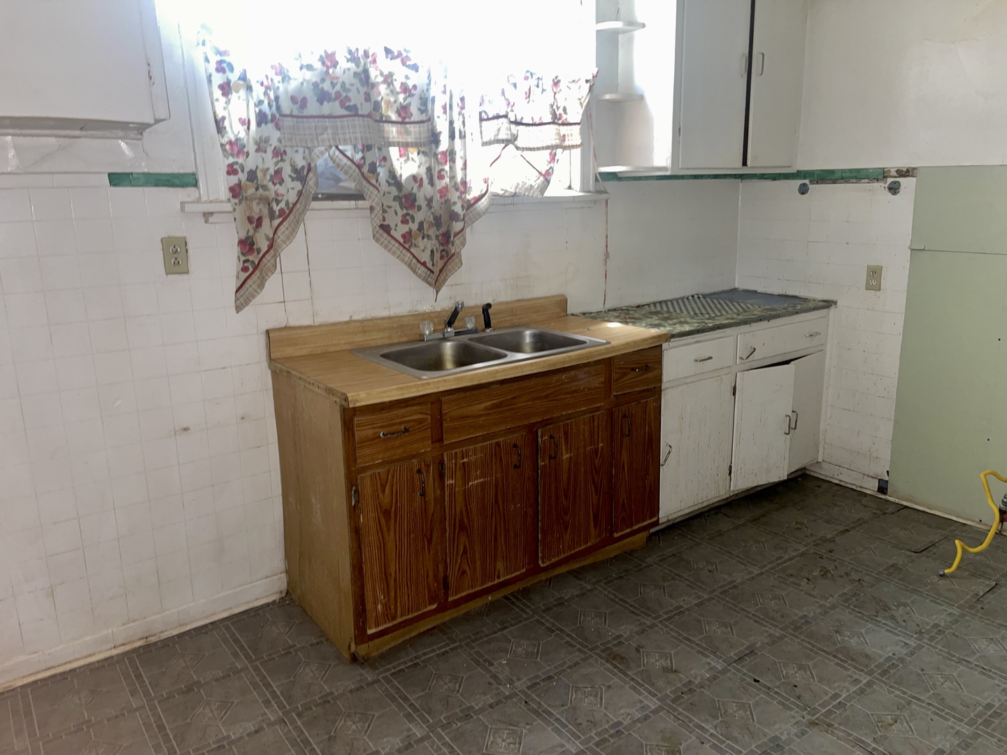 7017 South Wood Street Chicago, IL 60636 - Photo 9 of 25 a utility room with cabinets