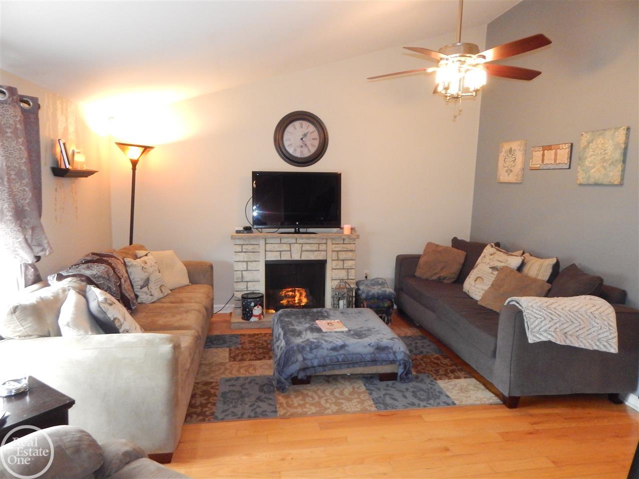 36481 Union Lake Road Clinton Township, MI 48035 - Photo 4 of 13 31310531-3.JPG