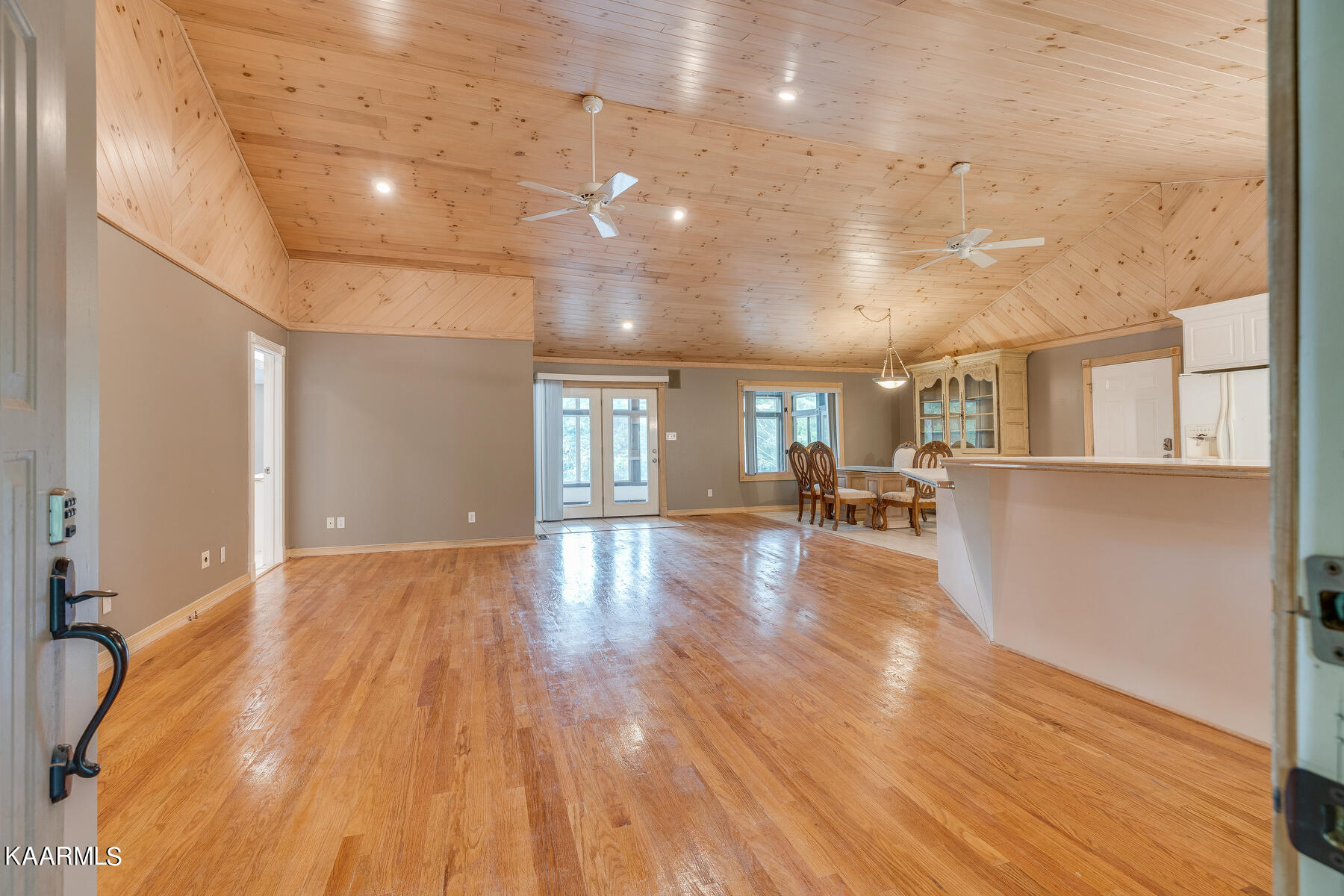 704 Cooper Lake Road Oneida, TN 37841 - Photo 4 of 37 006