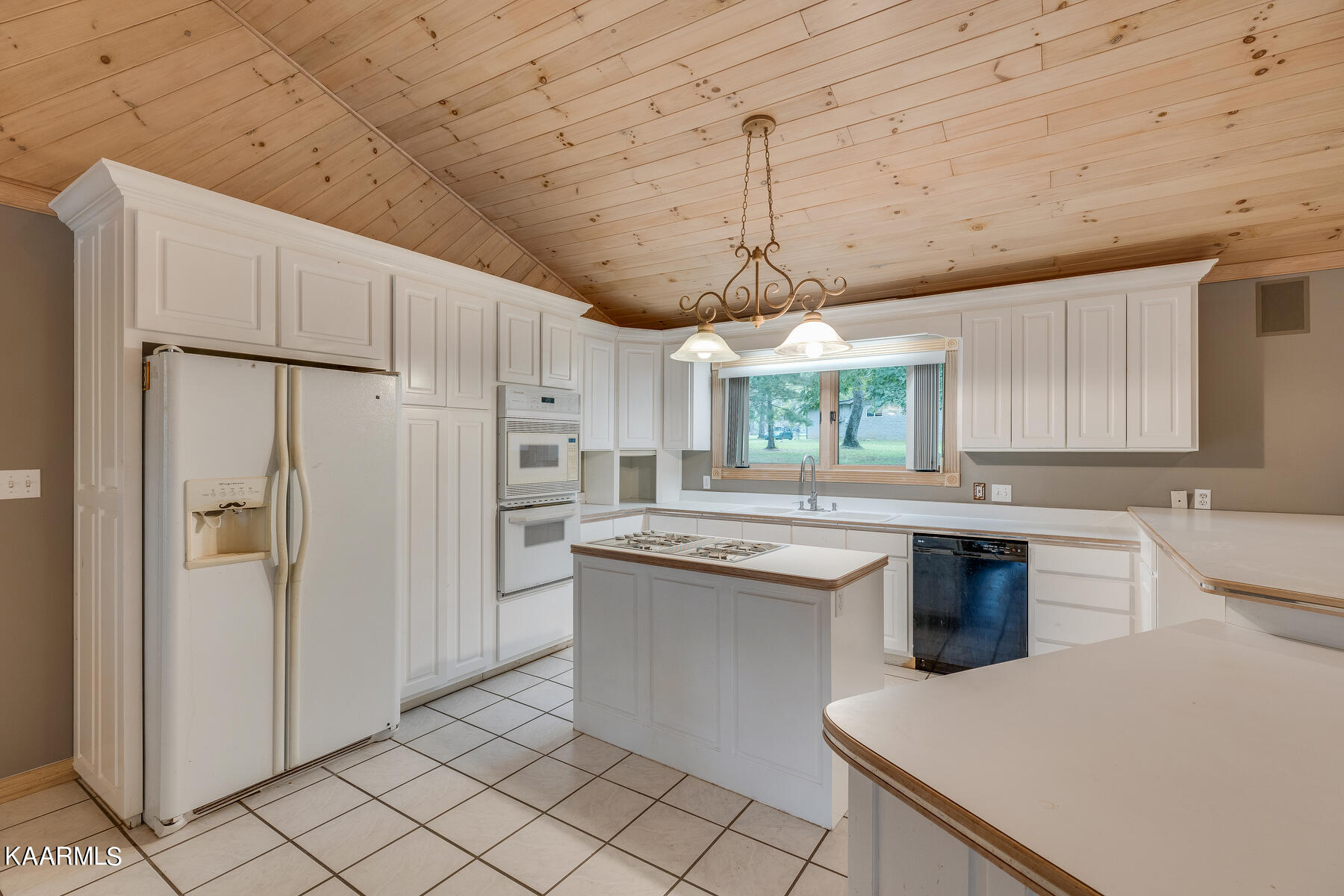 704 Cooper Lake Road Oneida, TN 37841 - Photo 6 of 37 010