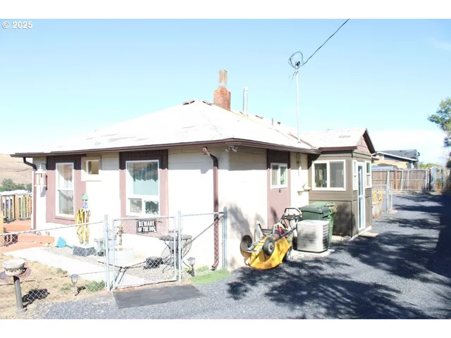 a view of a house with backyard