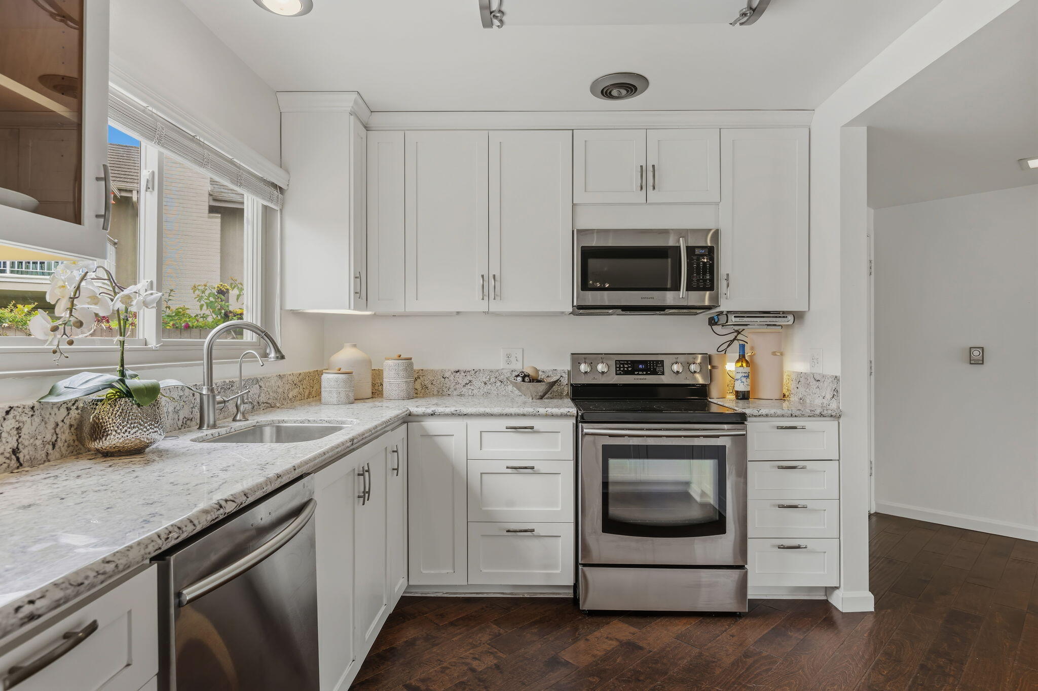 5950 Encina Road, Unit 2 Goleta, CA 93117 - Photo 10 of 37 10-Kitchen