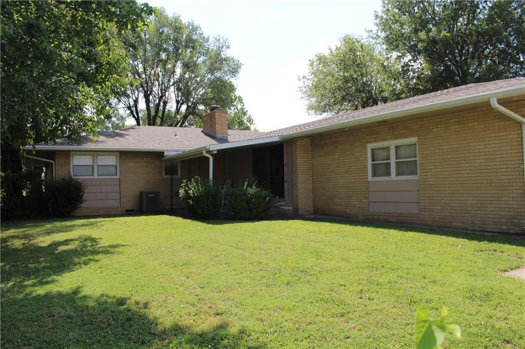 1104 North Walnut Street Iola, KS 66749 - Photo 4 of 18