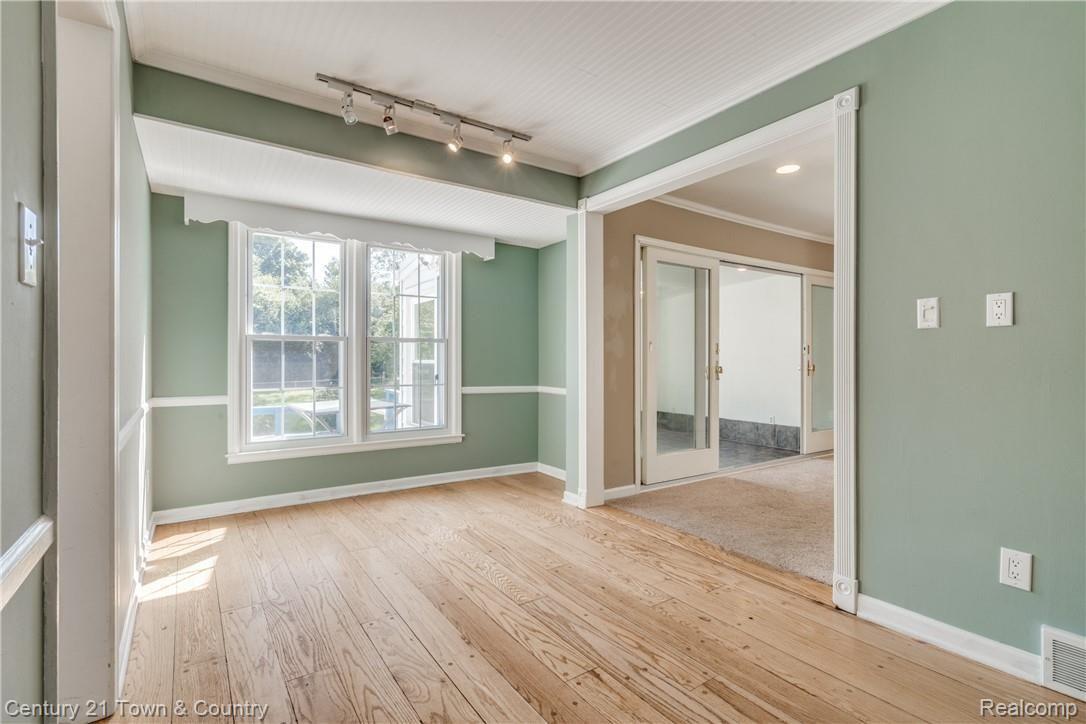 4100 Beach Road Troy, MI 48098 - Photo 7 of 54 Living Room 5.jpg