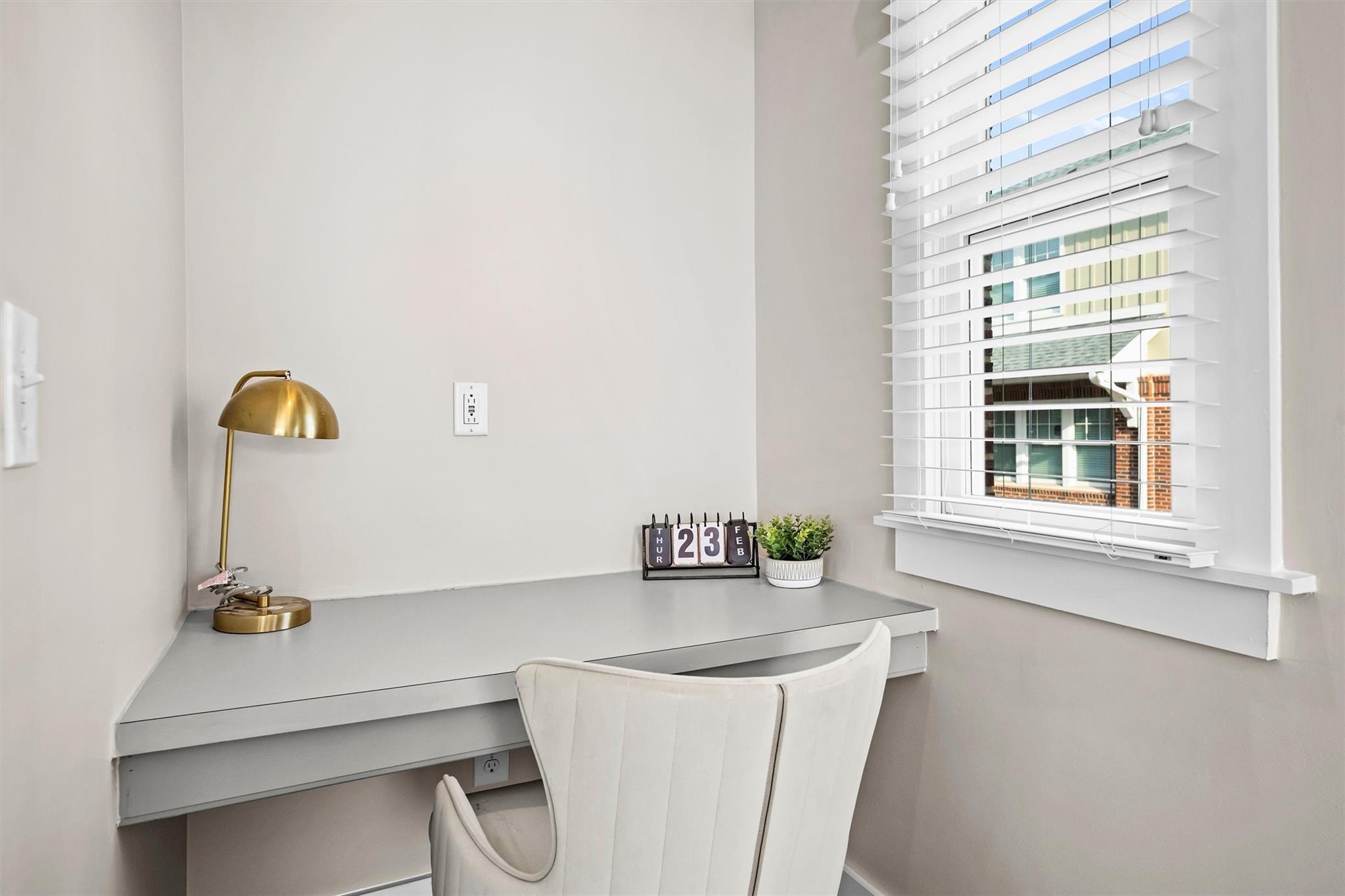 131 Grandin Road Charlotte, NC 28208 - Photo 28 of 45 a room with a table and a window