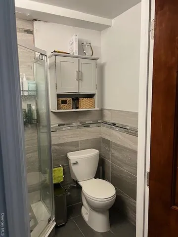 a bathroom with a toilet and a shower