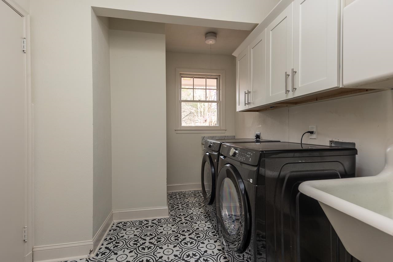 8 South Ashlawn Road Memphis, TN 38112 - Photo 17 of 23 a utility room with dryer and washer