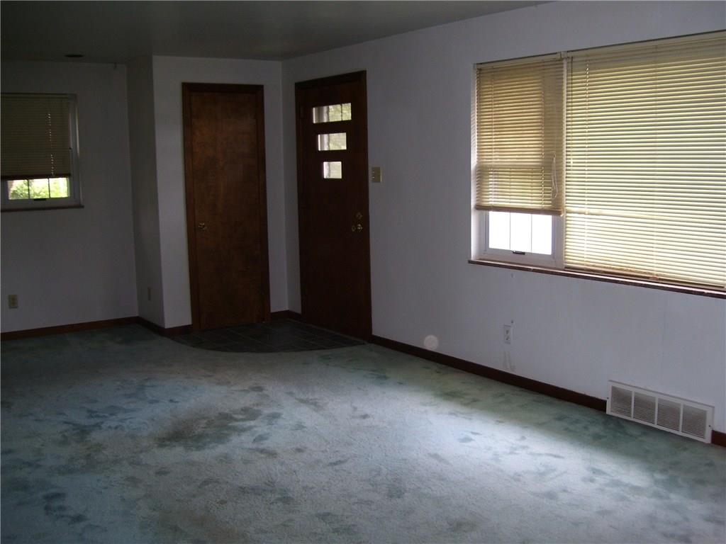 25 Pontiac Road Pittsburgh, PA 15241 - Photo 4 of 15 Living Room with lots of natural light from front picture window.