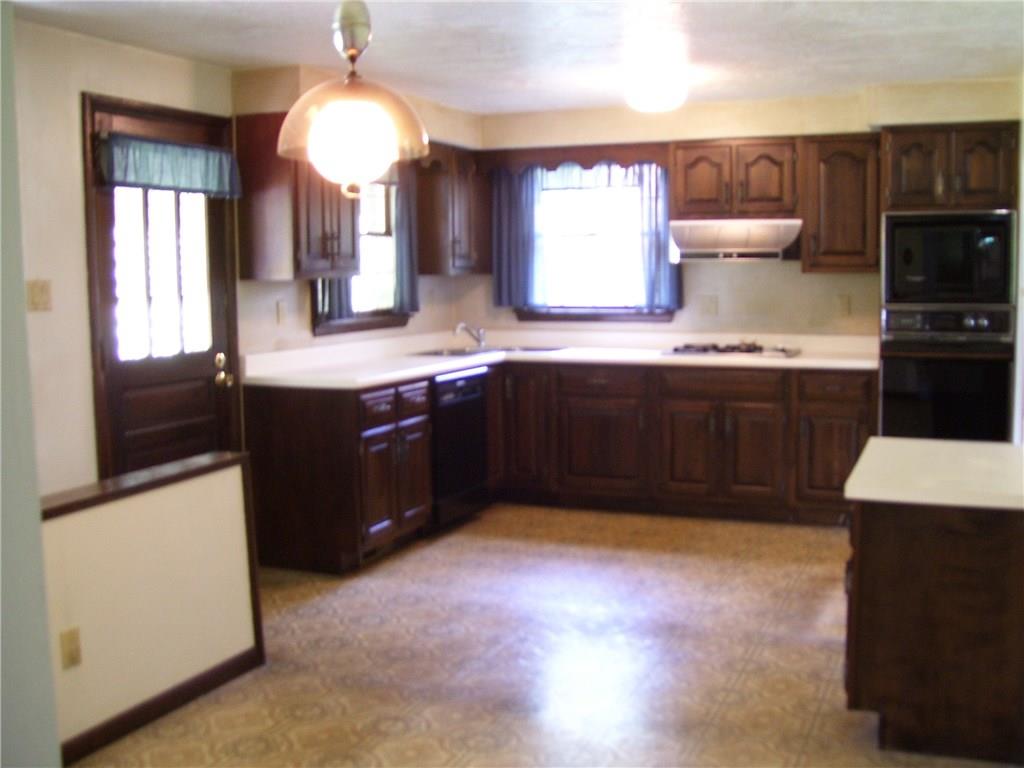 25 Pontiac Road Pittsburgh, PA 15241 - Photo 5 of 15 Huge kitchen with door to rear patio and deck.