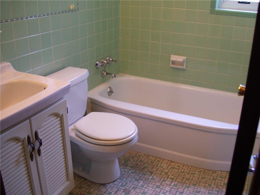 25 Pontiac Road Pittsburgh, PA 15241 - Photo 10 of 15 Hall bath
