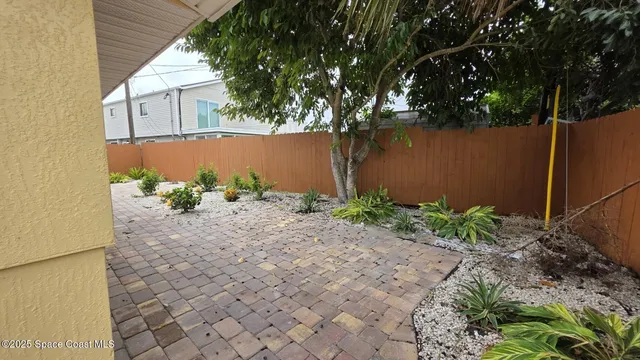 a view of a backyard