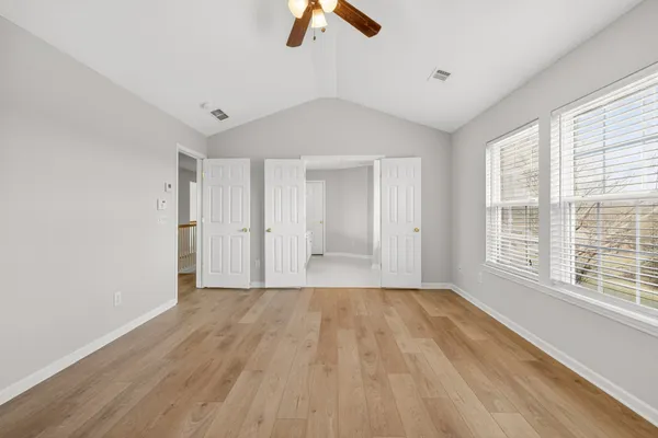 a view of entryway with an empty room