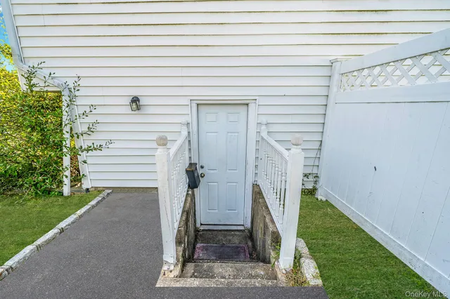 a view of a entrance gate of the house