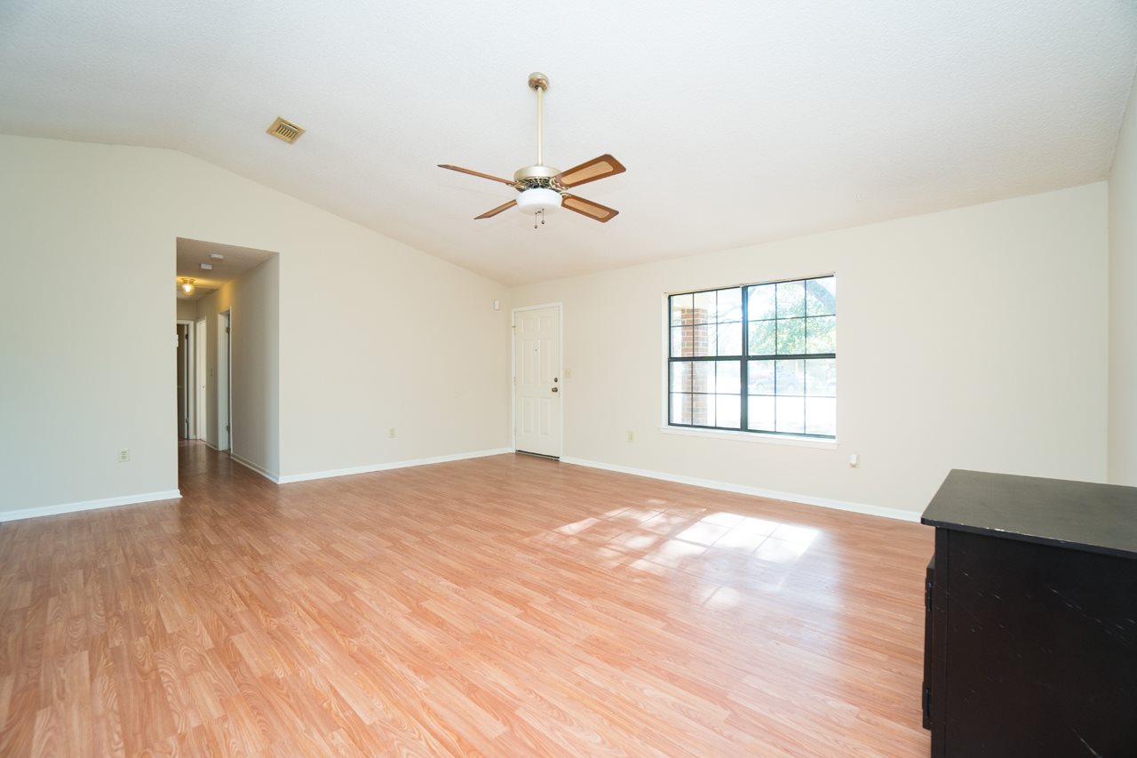 635 East Gate Circle Foley, AL 36535 - Photo 5 of 22