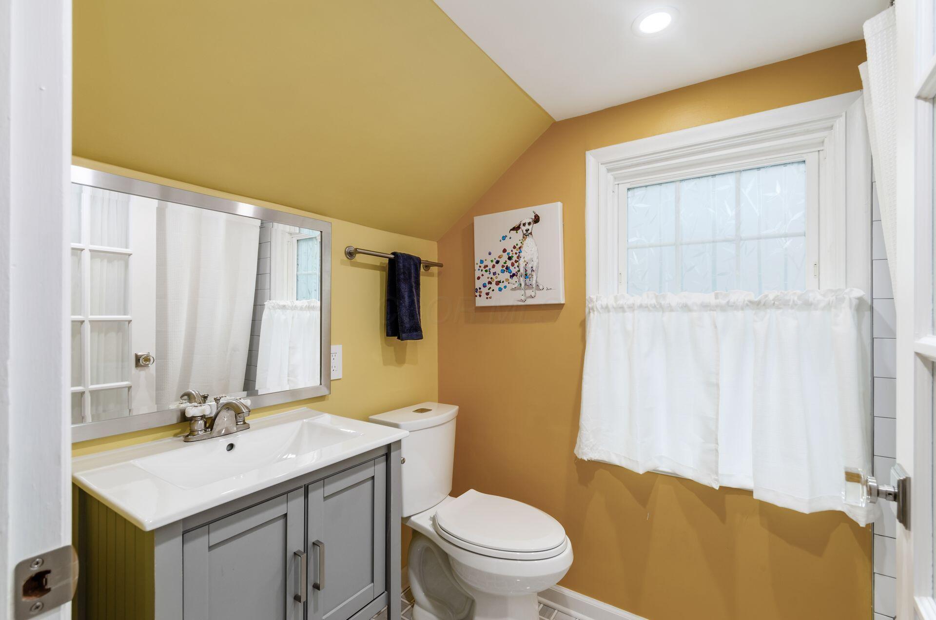 184 Fenway Road Columbus, OH 43214 - Photo 27 of 40 2nd floor full bath