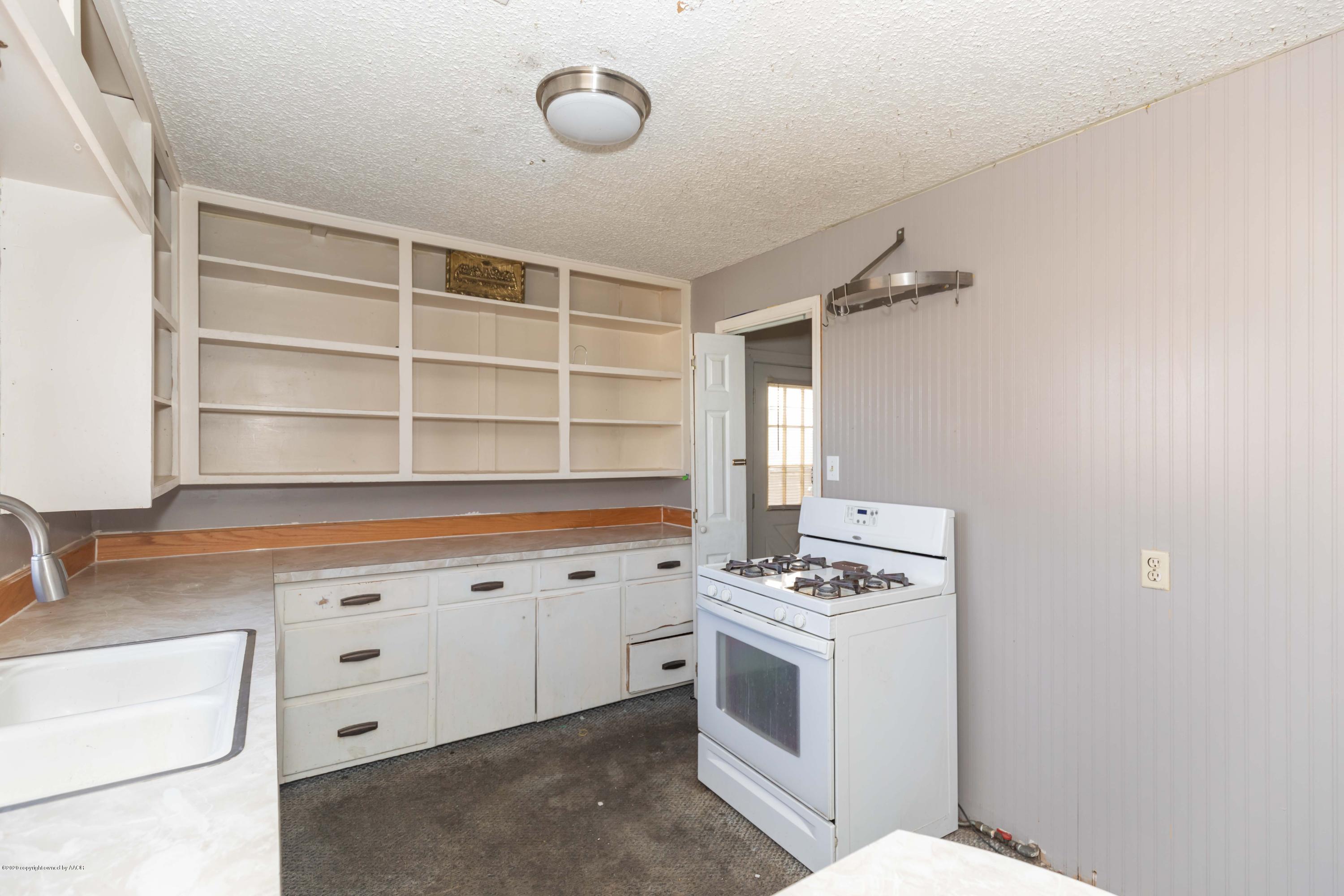 4126 Parker Street Amarillo, TX 79110 - Photo 11 of 31 KITCHEN VIEW 3