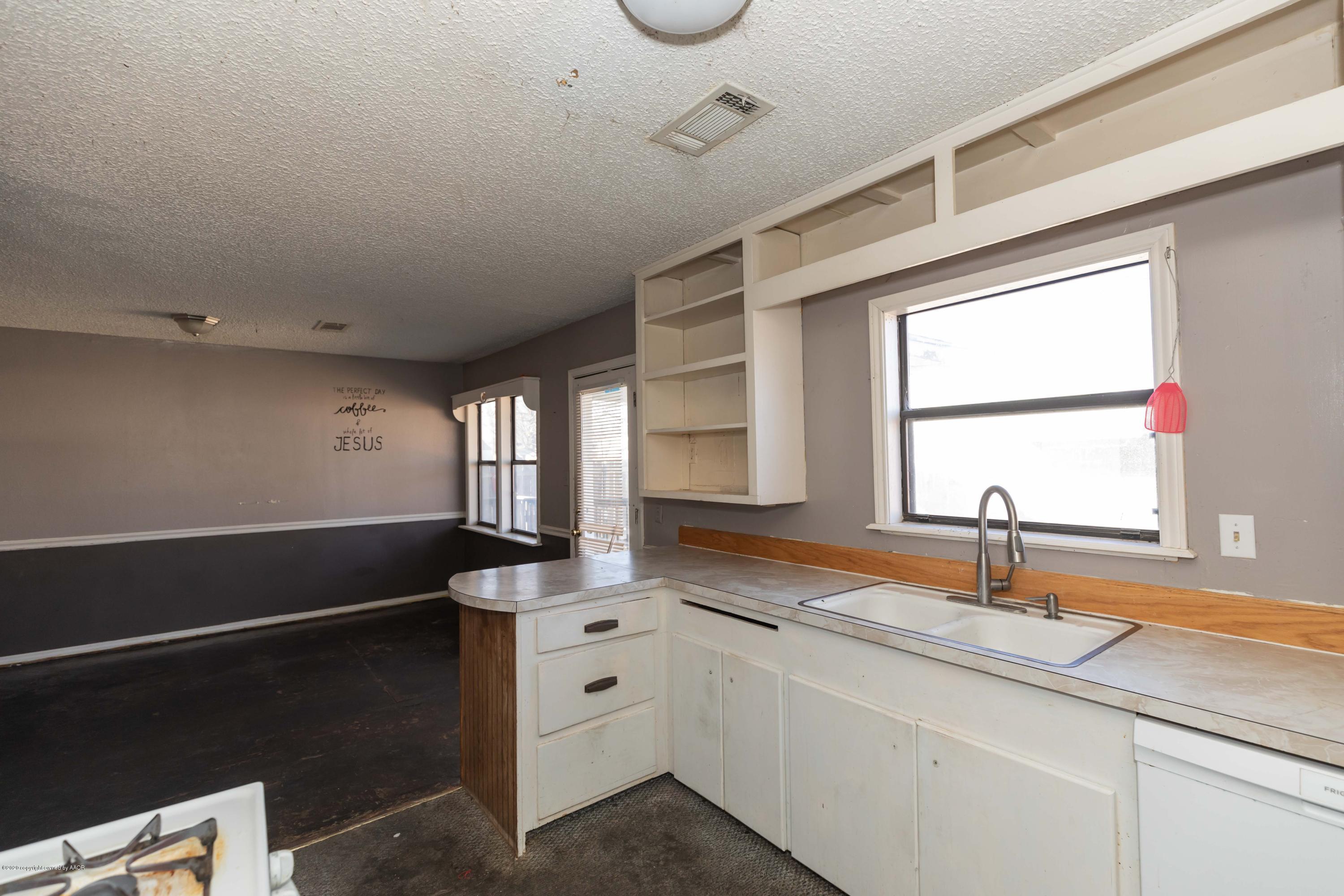 4126 Parker Street Amarillo, TX 79110 - Photo 12 of 31 KITCHEN VIEW 2