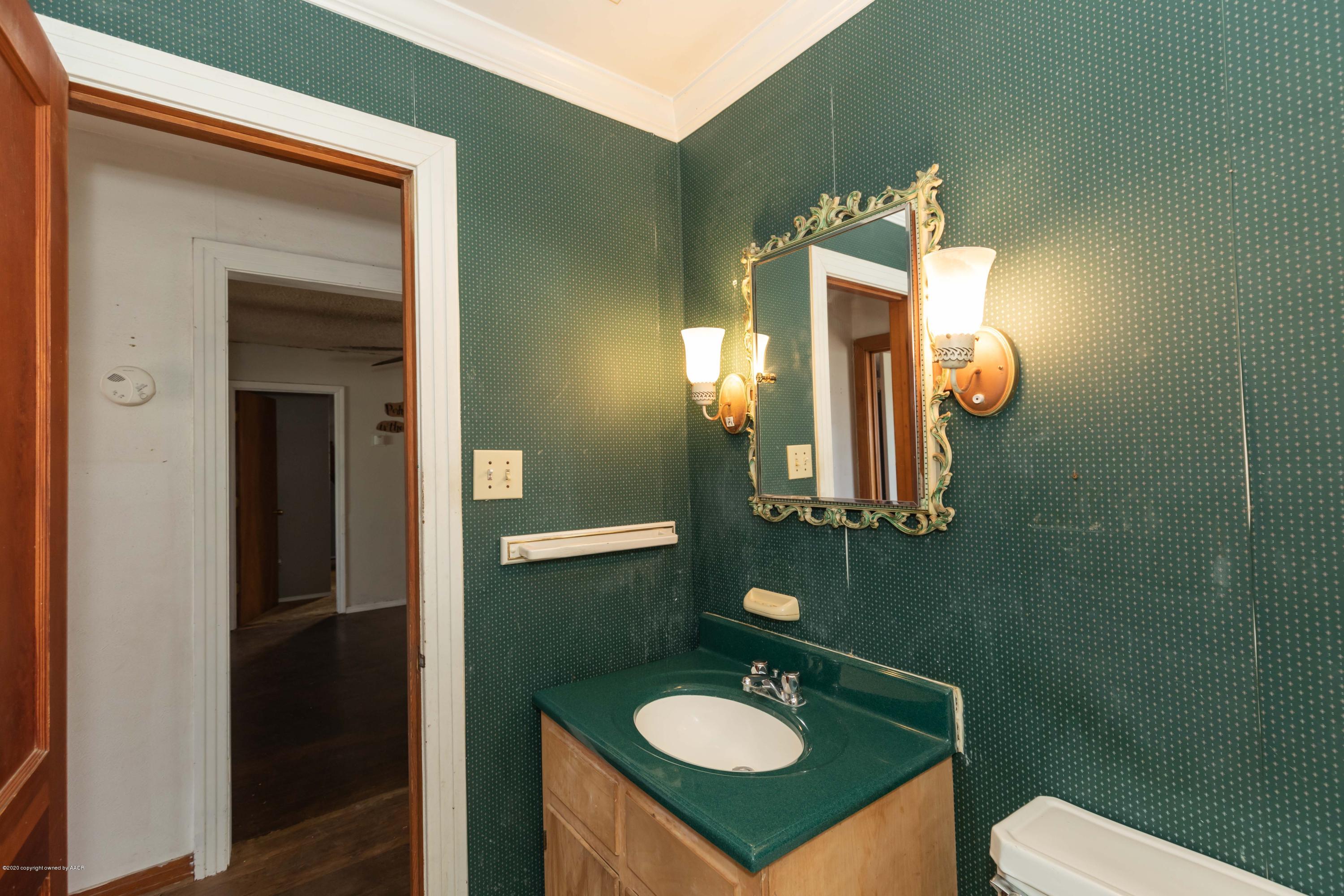 4126 Parker Street Amarillo, TX 79110 - Photo 20 of 31 BATHROOM 2 VIEW 2