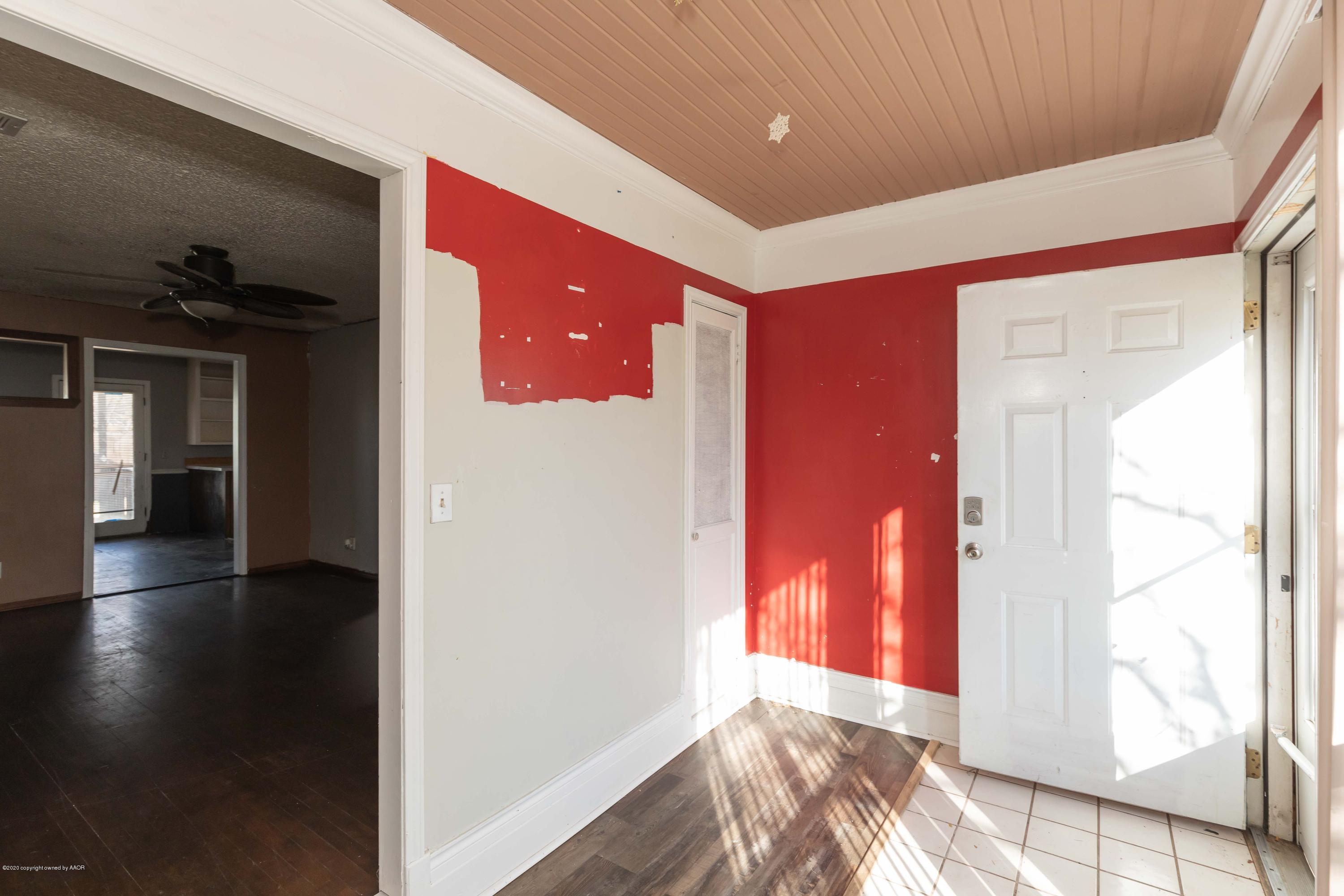 4126 Parker Street Amarillo, TX 79110 - Photo 4 of 31 ENTRY VIEW 2