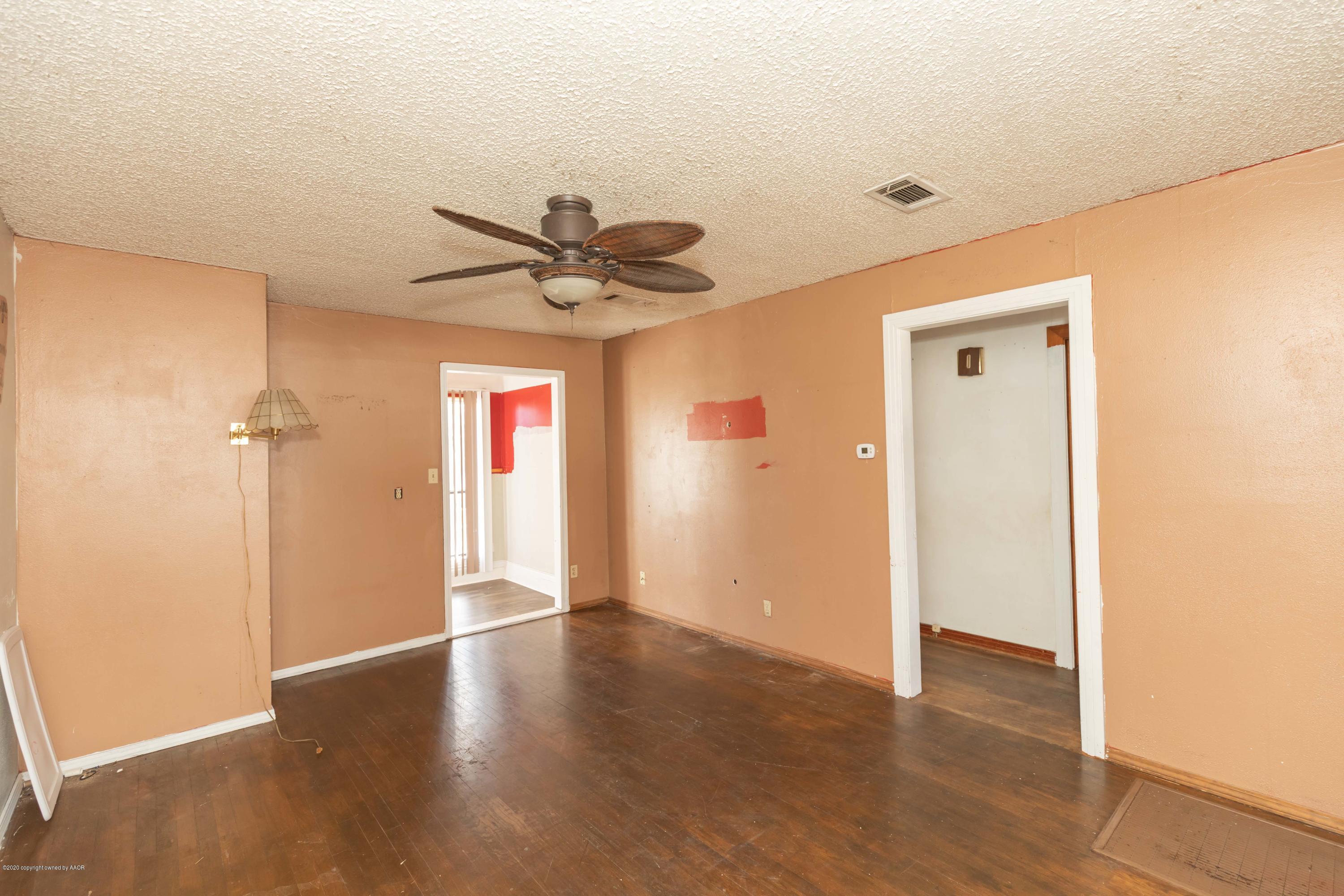 4126 Parker Street Amarillo, TX 79110 - Photo 5 of 31 LIVING ROOM VIEW 1