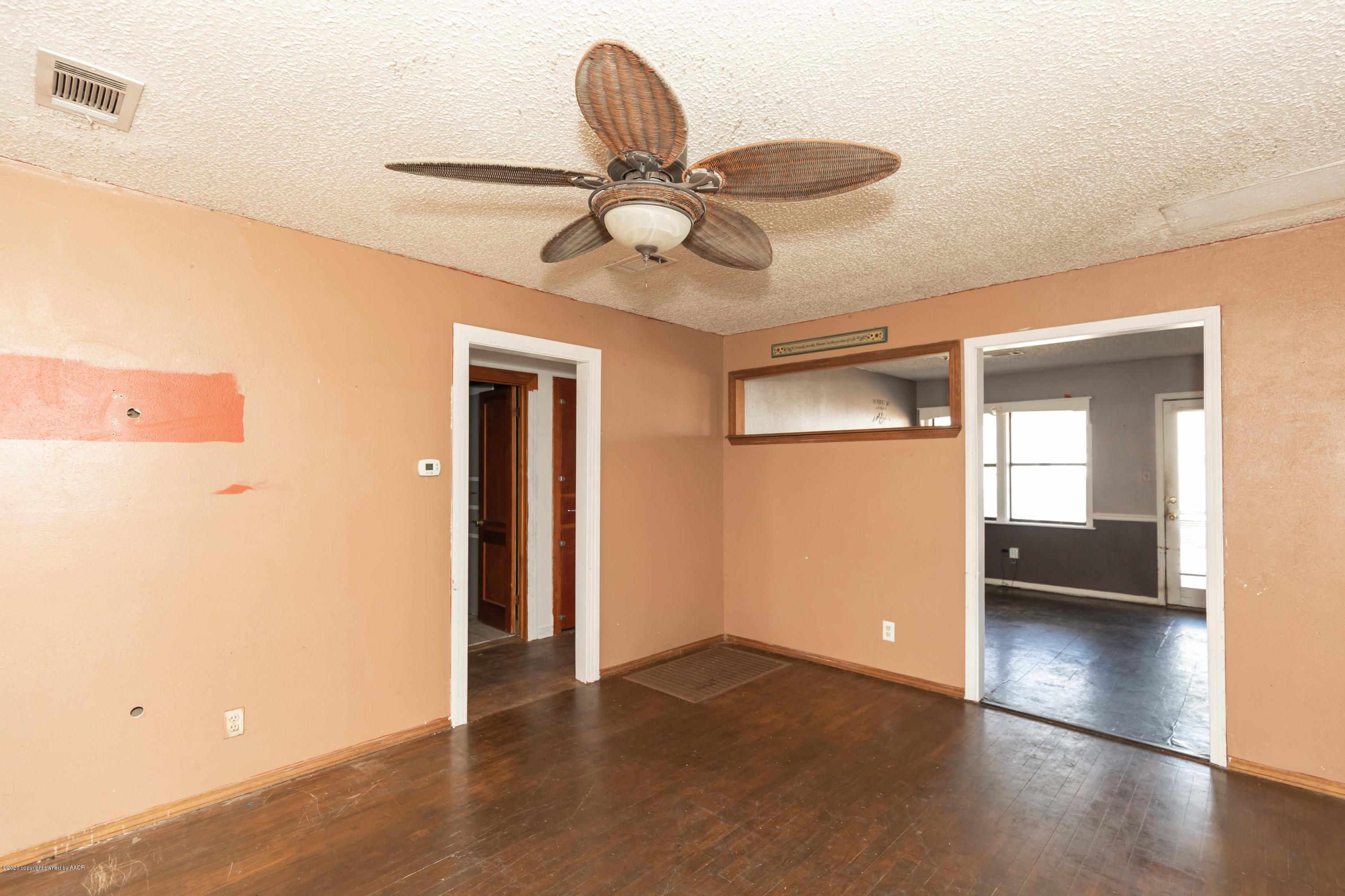 4126 Parker Street Amarillo, TX 79110 - Photo 6 of 31 LIVING ROOM VIEW 2