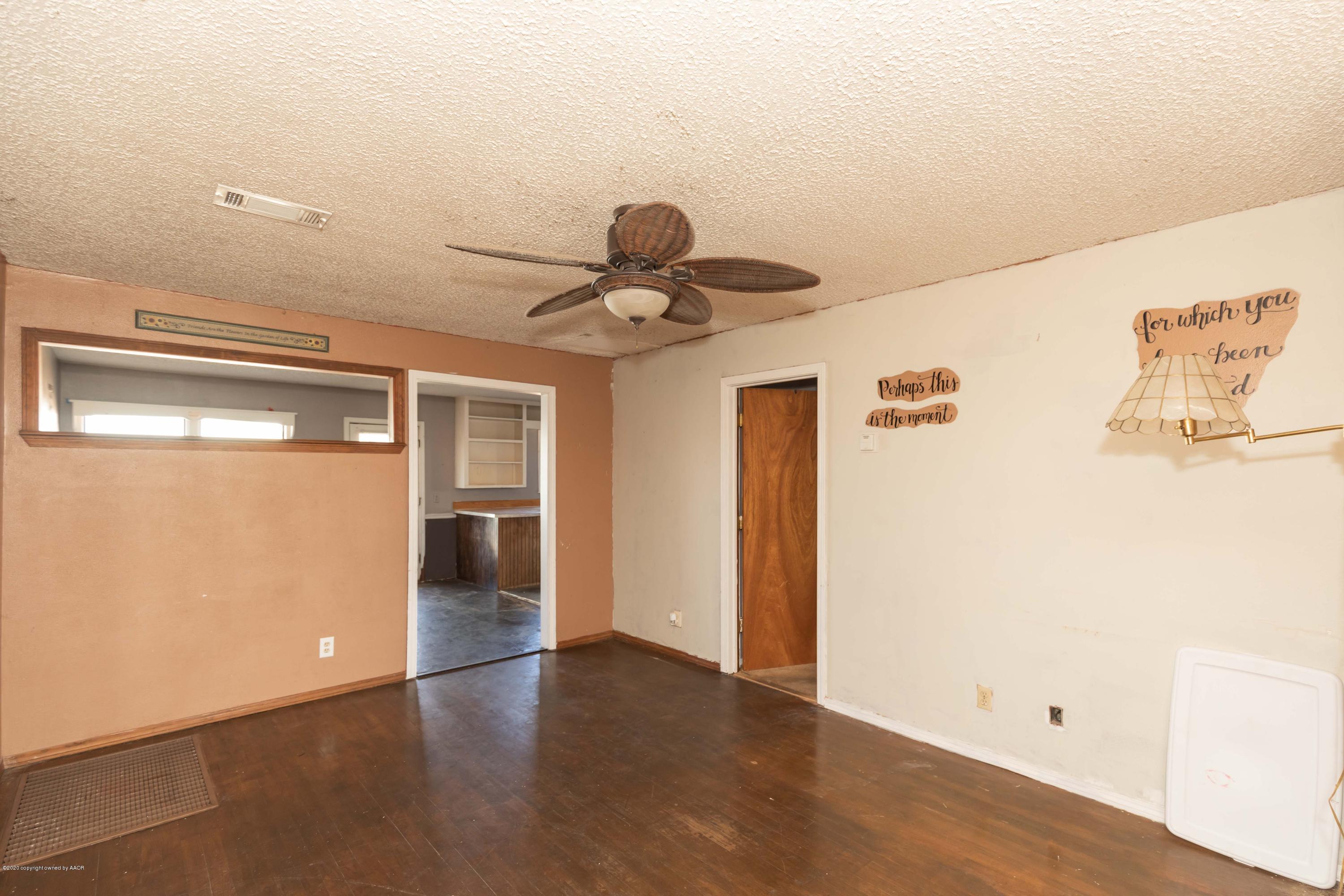 4126 Parker Street Amarillo, TX 79110 - Photo 7 of 31 LIVING ROOM VIEW 3