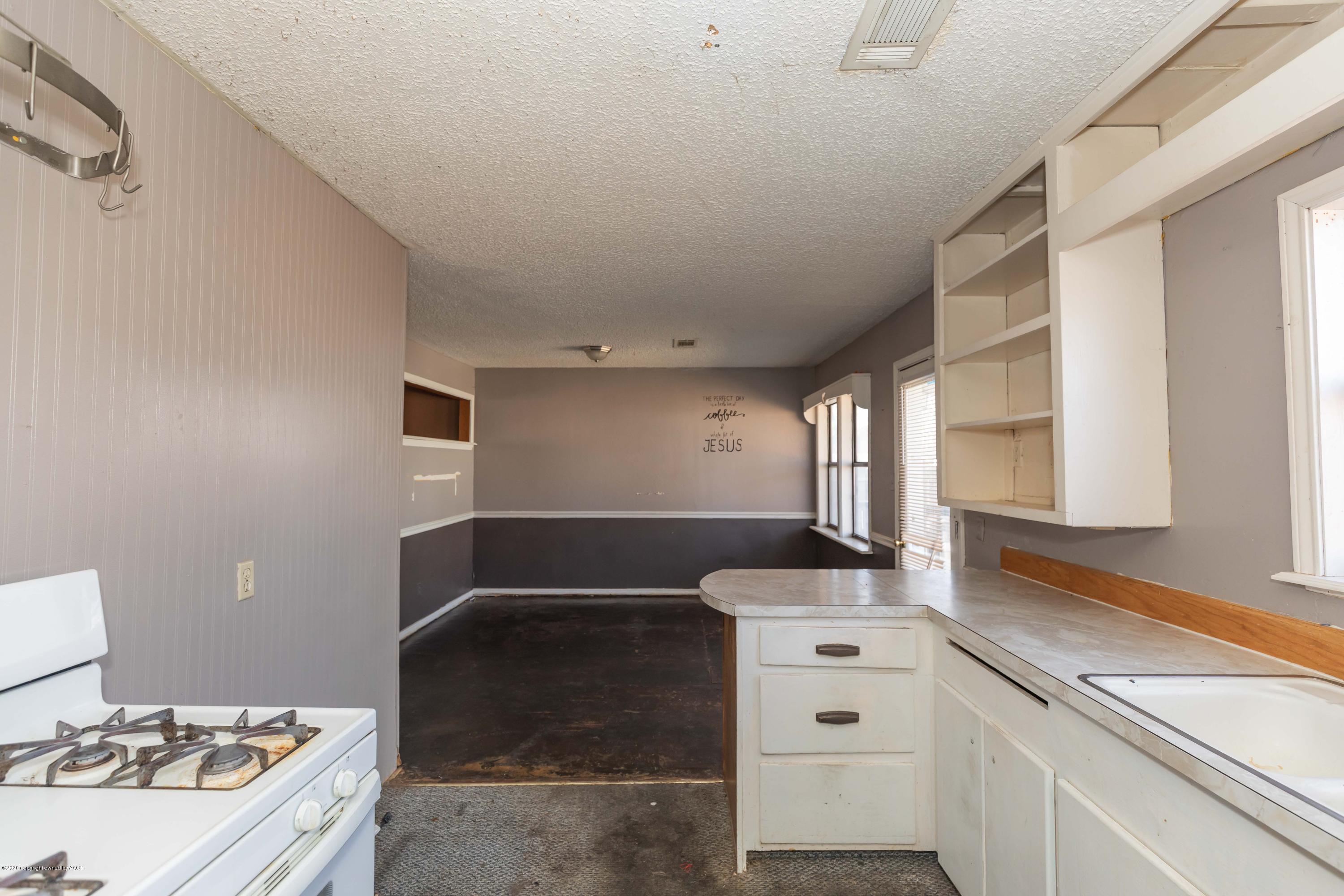 4126 Parker Street Amarillo, TX 79110 - Photo 9 of 31 KITCHEN VIEW 1