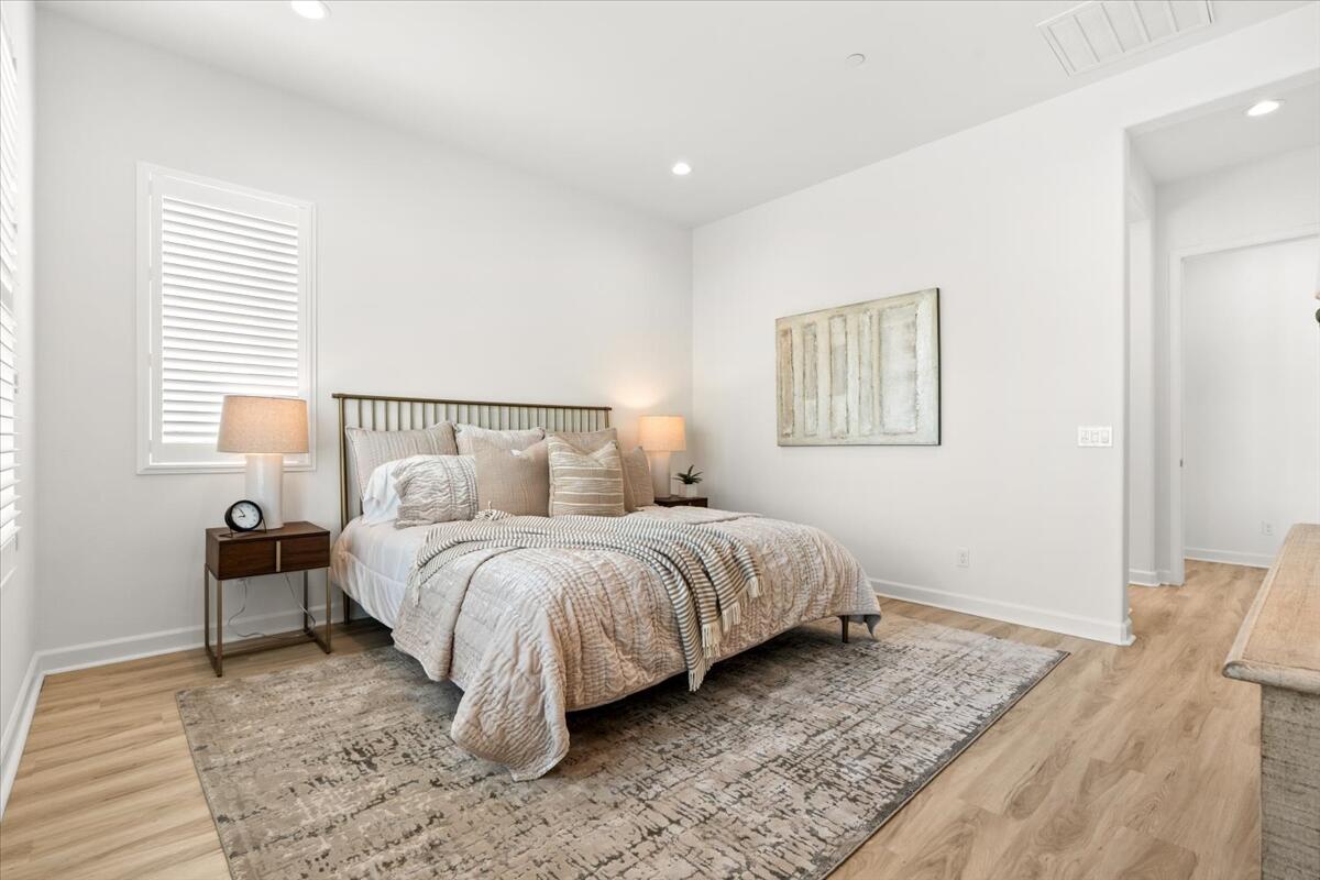 10 Gamay Rancho Mirage, CA 92270 - Photo 29 of 86 a spacious bedroom with a bed and a lamp