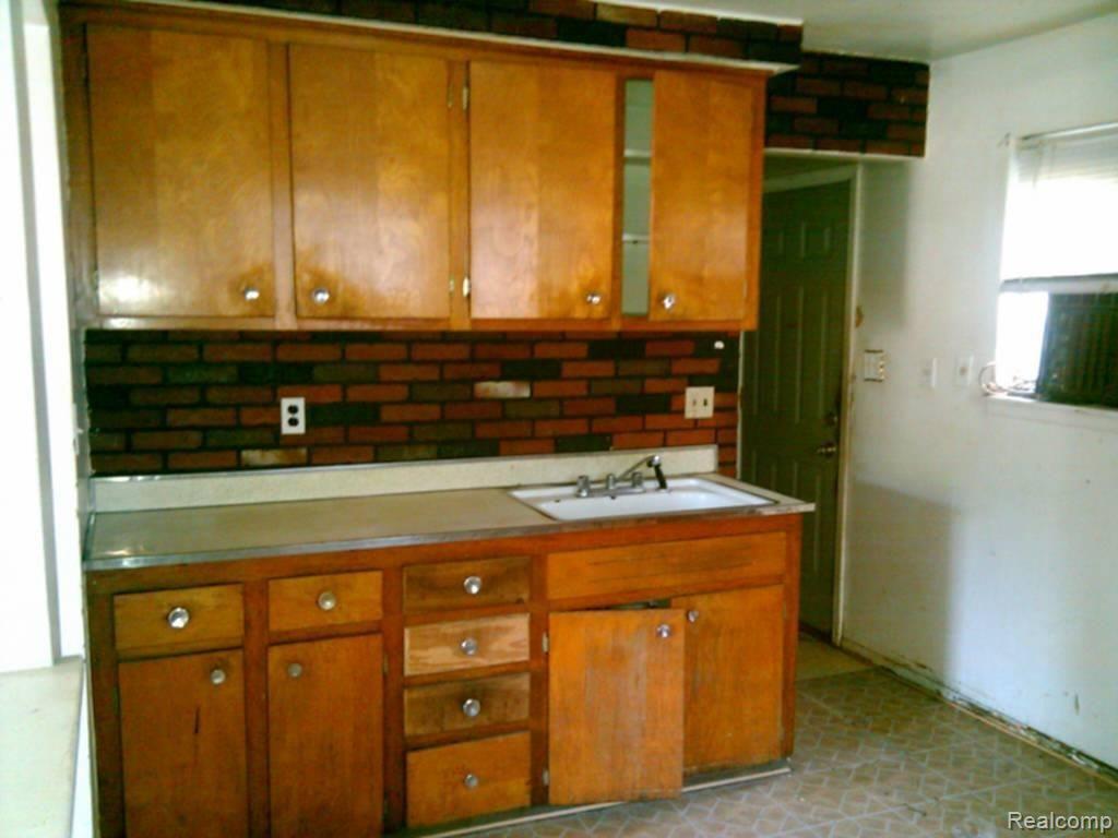 19318 Inkster Road Redford, MI 48240 - Photo 5 of 10 2010-06-07 11.23.59