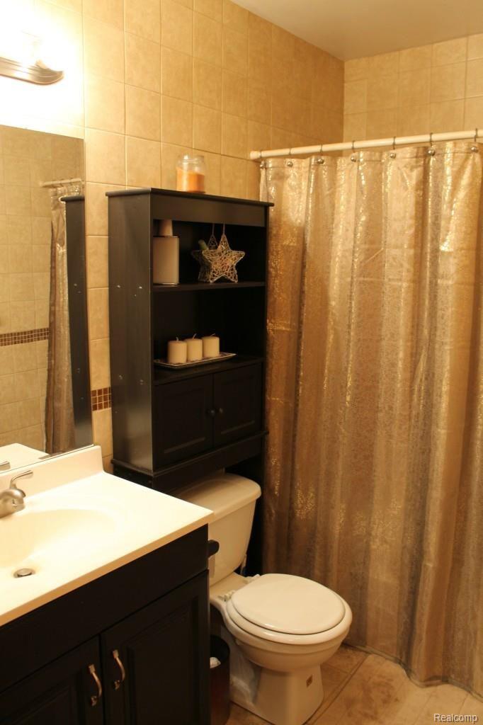 5221 North Fowlerville Road Fowlerville, MI 48836 - Photo 11 of 13 Main bath