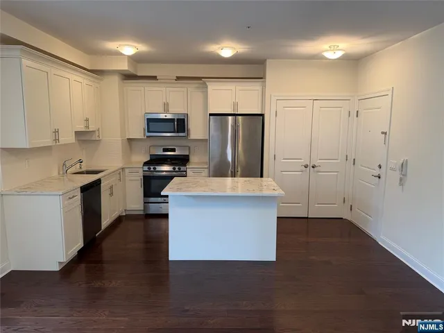 $2,545 | 307 Gorge Road, Unit 402, Cliffside Park, NJ 07010