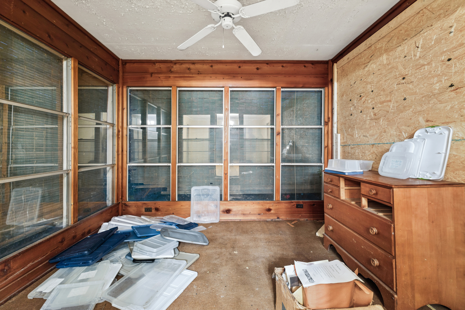 950 Gardner Road Flossmoor, IL 60422 - Photo 15 of 21 a room with furniture and a window