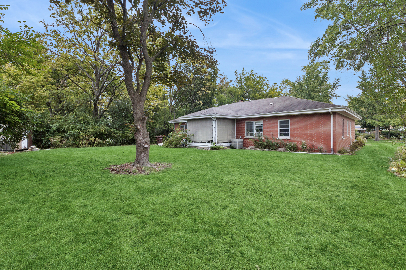 950 Gardner Road Flossmoor, IL 60422 - Photo 4 of 21 a front view of a house with a yard