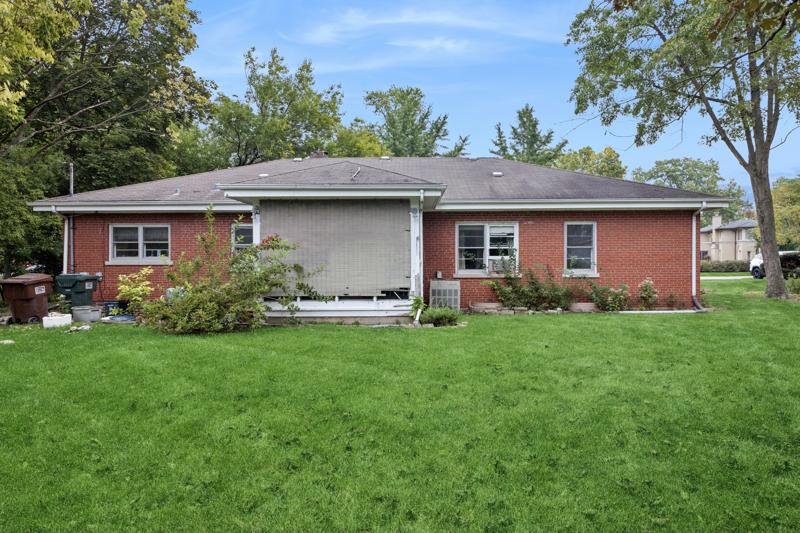 950 Gardner Road Flossmoor, IL 60422 - Photo 5 of 21 a front view of house with yard and green space