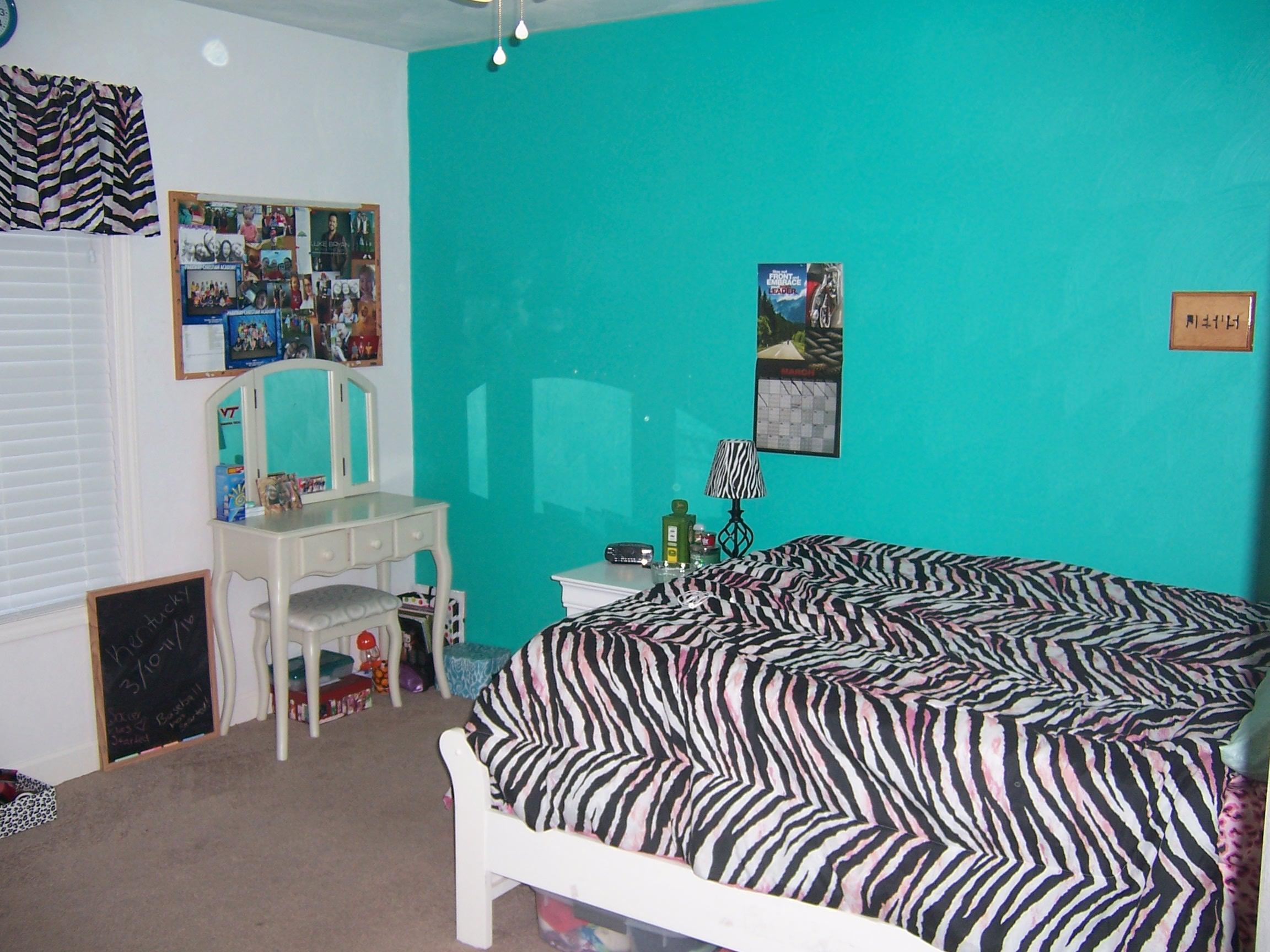1700 Meadows Road Vinton, VA 24179 - Photo 18 of 27 a bed sitting in a bedroom next to a wall