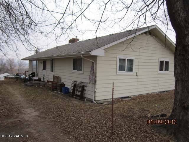 661 Swan Road Sunnyside, WA 98944 - Photo 2 of 6 a view of a house with a yard